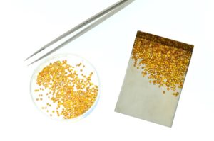 Des diamants synthétiques jaune-brun trouvés dans des lots de diamants « mêlés »