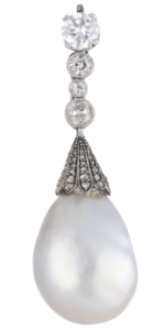 Elément de collier, formé d’une chute de diamants retenant une importante perle fine en poire